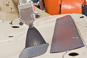 IVK, Industrieverband Klebstoffe, Klebstoffe, Kleber, Kleben fürs Leben, kleben-fuers-leben, Onlinemagazin, Online-Magazin, Kleben, Nachhaltigkeit, Umwelt, Klebstoff-Hersteller, Innenraum, Schlagloch, Gullideckel, Kautschuk, Acrylat, Klebebänder, LASD, Liquid Applied Sound Deadener, Motorhaube, Dämmung, Klebstoff, #kommkleben, kommkleben, komm kleben,