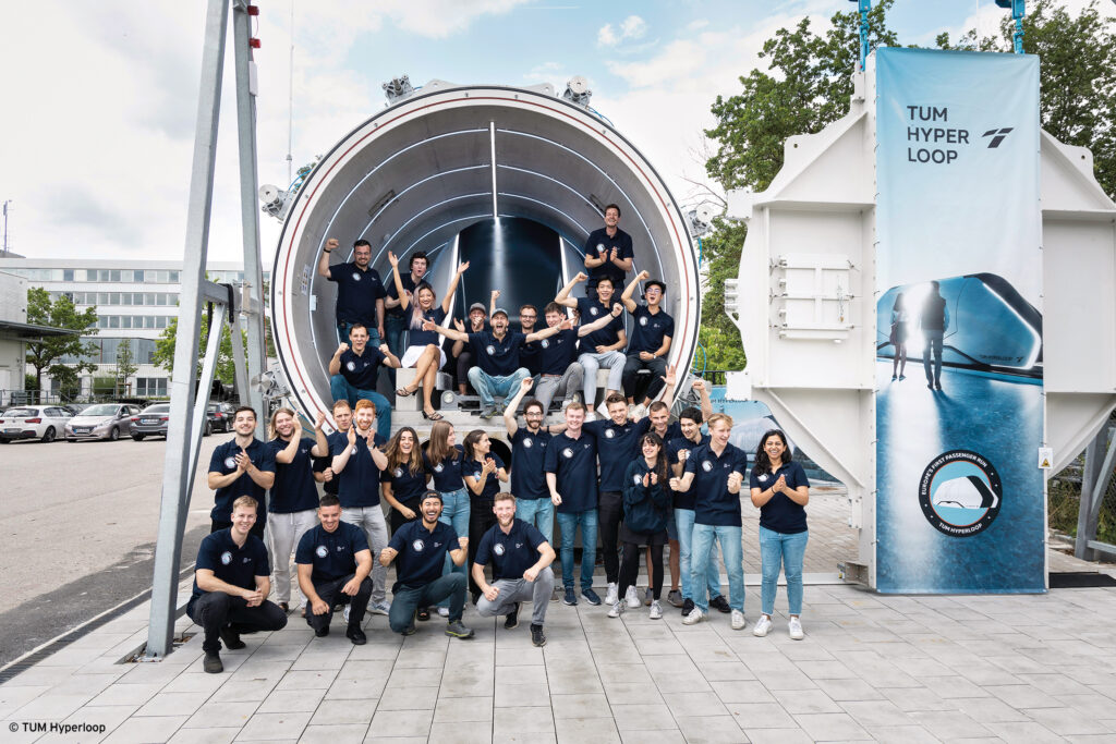 Zu den größten Erfolgen des Projekts zählen die Fertigstellung und Zertifizierung der Teststrecke als auch die erste bemannte Fahrt im Vakuum im Sommer 2023. Foto: © TUM Hyperloop 